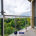 Modern 1 Bed Apartment With Balcony By Host A Home