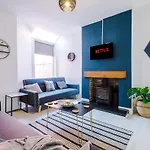 Large 4 Bedroom Home With Free Parking Near Mediacityuk