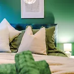 Spacious Apartment In Deansgate, Free Parking, Private Balcony, Sleeps 8, Long Term Disc
