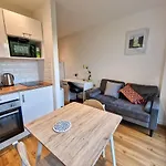 Lovely Salford Flat By City Superhost