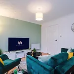 Large 1 Bedroom Apartment By Host A Home