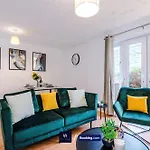Large 1 Bedroom Apartment By Host A Home