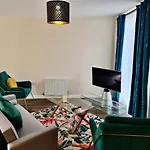 Luxury 3 Bedroom House Near Etihad Stadium And Coop Arena