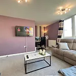 Comfortable 3-Storey House With Free Car Parking