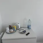 The Urban Escape In Media City - A Private Room And Bathroom In A Shared Apartment