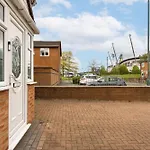 Boutique 3Bd Opposite Etihad & Coop - Free Parking - Pool Table