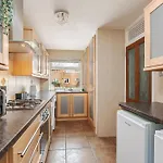 Boutique 3Bd Opposite Etihad & Coop - Free Parking - Pool Table