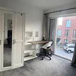 Cosy Room Salford, Manchester - 90Secs To Bus Stop & Convenience Store