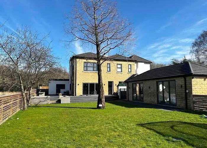 Manchester Luxury Country House Close To The City With Hot Tub & Bbq Fire Pit.