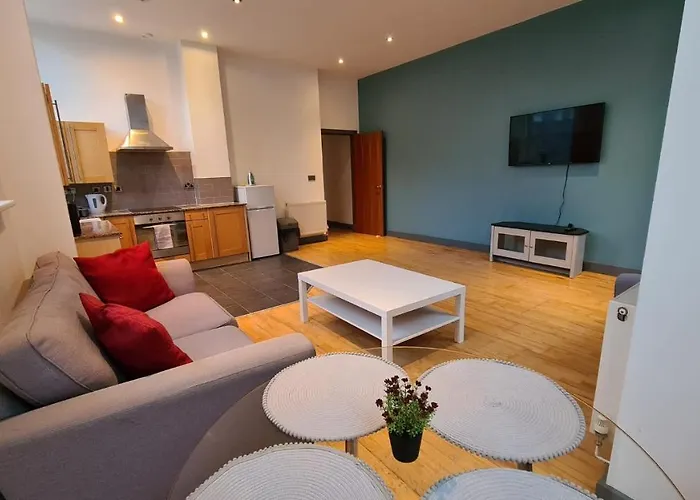 Spacious, Bright And Airy City Centre Flat. Unique Converted Mill.