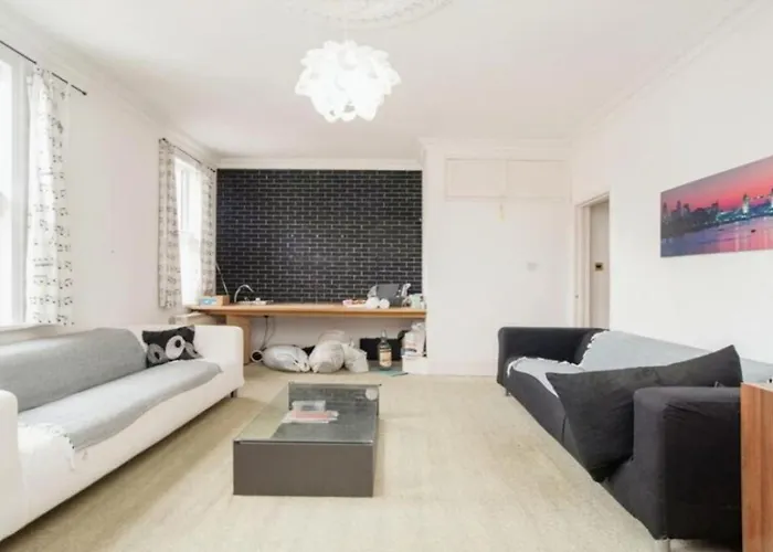 Bright 4 Beds Apartment