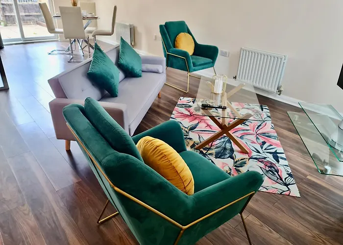 Luxury 3 Bedroom House Near Etihad Stadium And Coop Arena