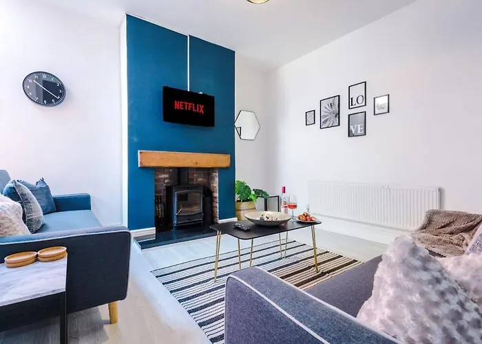 Large 4 Bedroom Home With Free Parking Near Mediacityuk