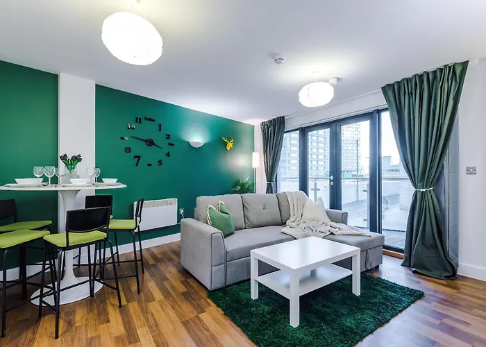 Spacious Apartment In Deansgate, Free Parking, Private Balcony, Sleeps 8, Long Term Disc