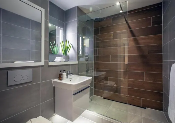 Home Away Luxury Two Bedroom Shared Apartment With En-Suite Room And A Private Bathroom