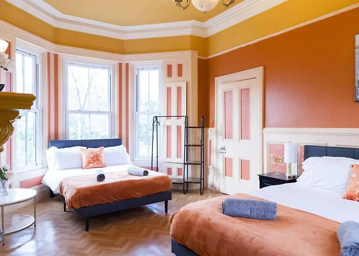 The Gold Room In A 6 Bedroom Victorian Shared House, Sleeps 4, Super King Bed, Double Bed