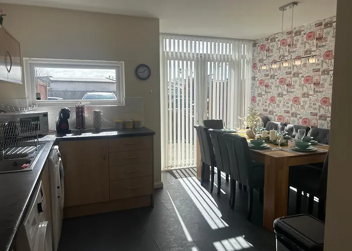 Comfortable 3-Storey House With Free Car Parking