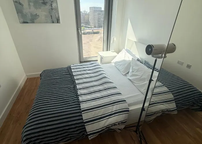The Urban Escape In Media City - A Private Room And Bathroom In A Shared Apartment