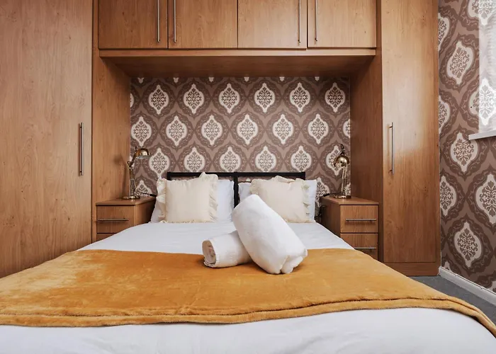Boutique 3Bd Opposite Etihad & Coop - Free Parking - Pool Table