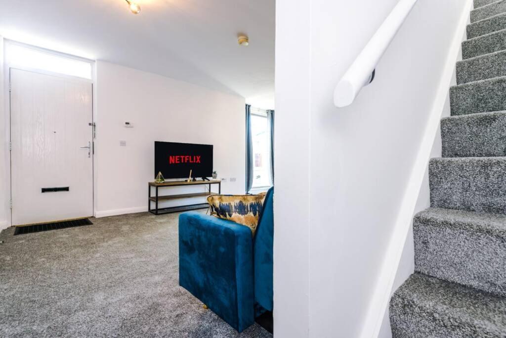 3 Bedroom House Hosted By Mcr Dens