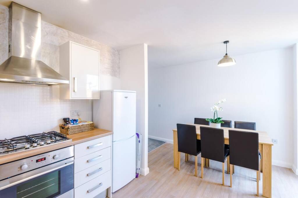 Apartment 3 Bedroom House Hosted By Mcr Dens Manchester