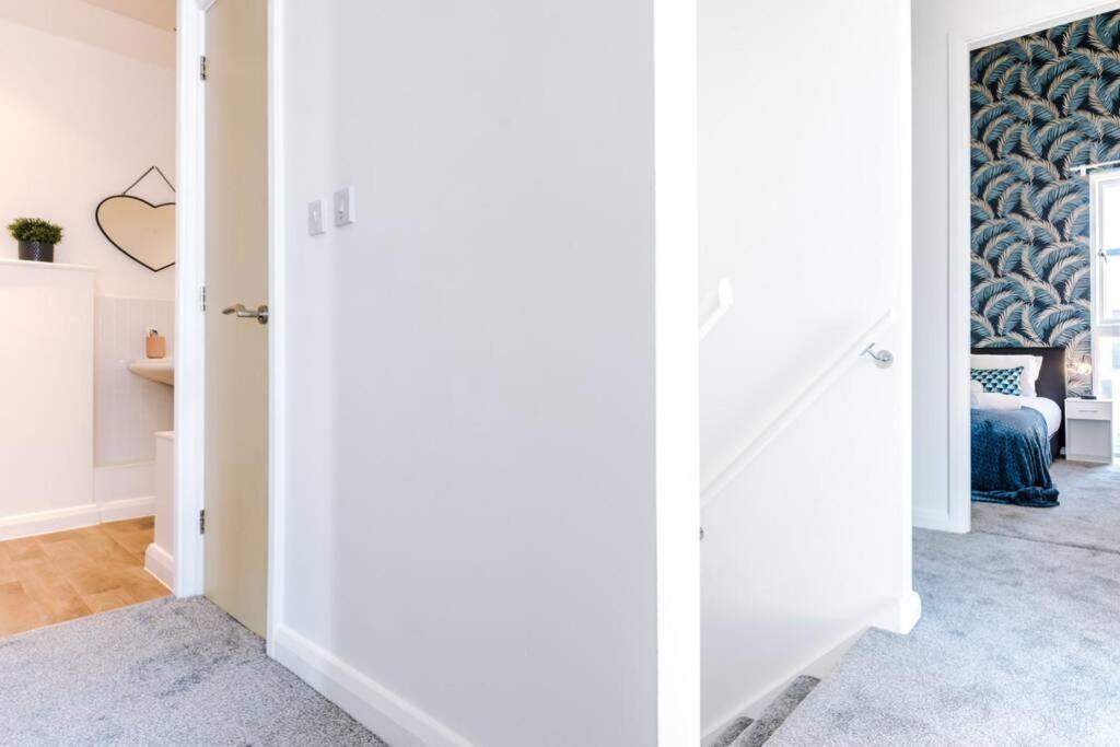 3 Bedroom House Hosted By Mcr Dens Apartment