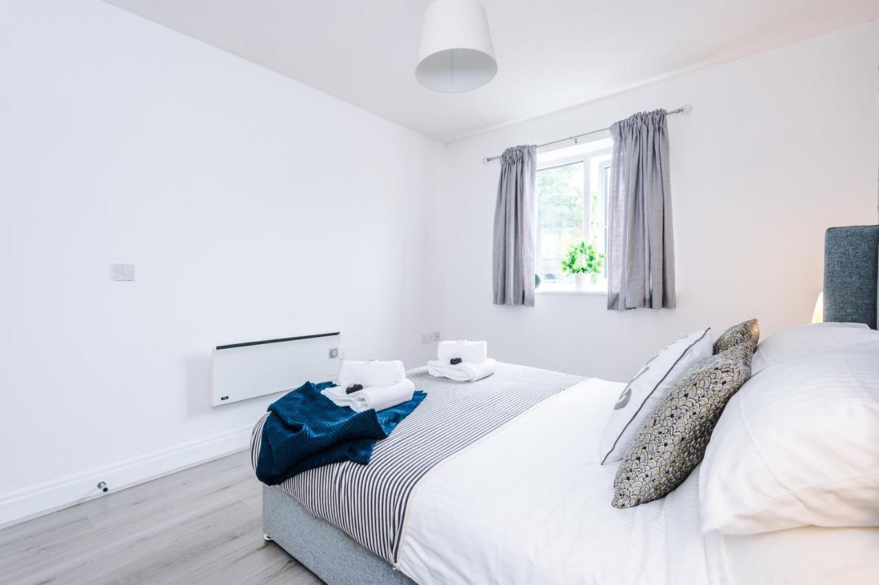 Apartment 2 Bedroom Hosted By Mcr Dens