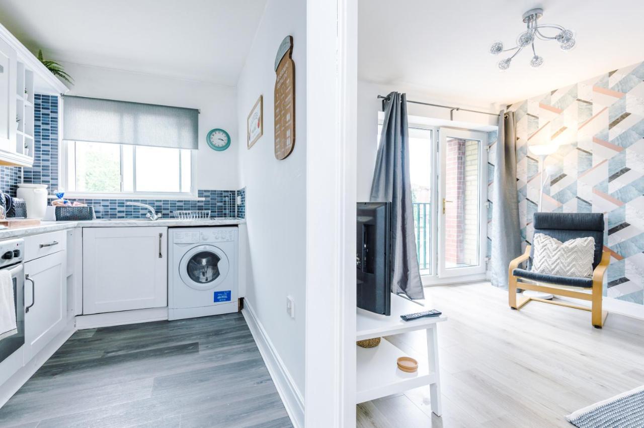 2 Bedroom Hosted By Mcr Dens Apartment Manchester