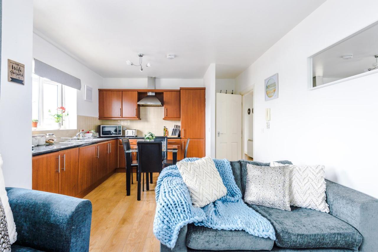 2 Bedroom Hosted By Mcr Dens Apartment Manchester