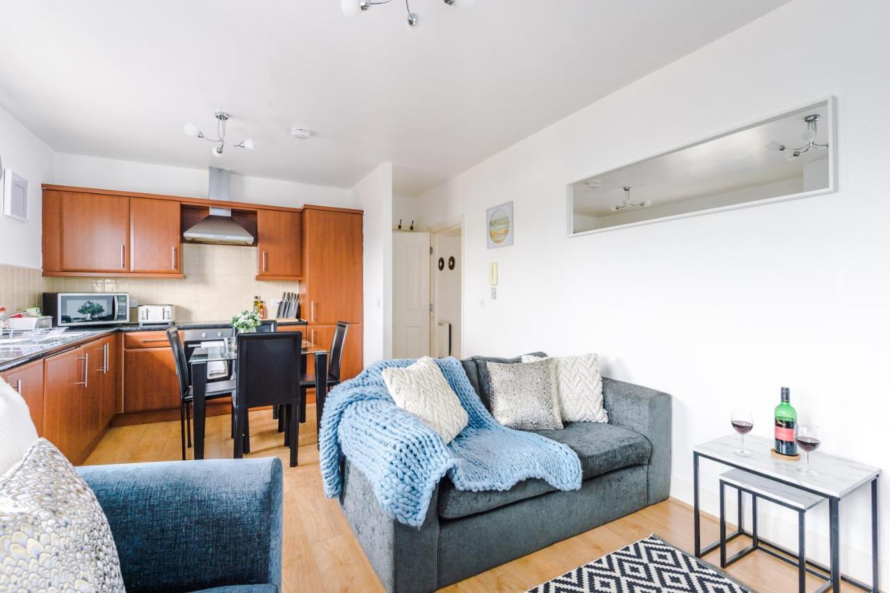 2 Bedroom Hosted By Mcr Dens Apartment Manchester