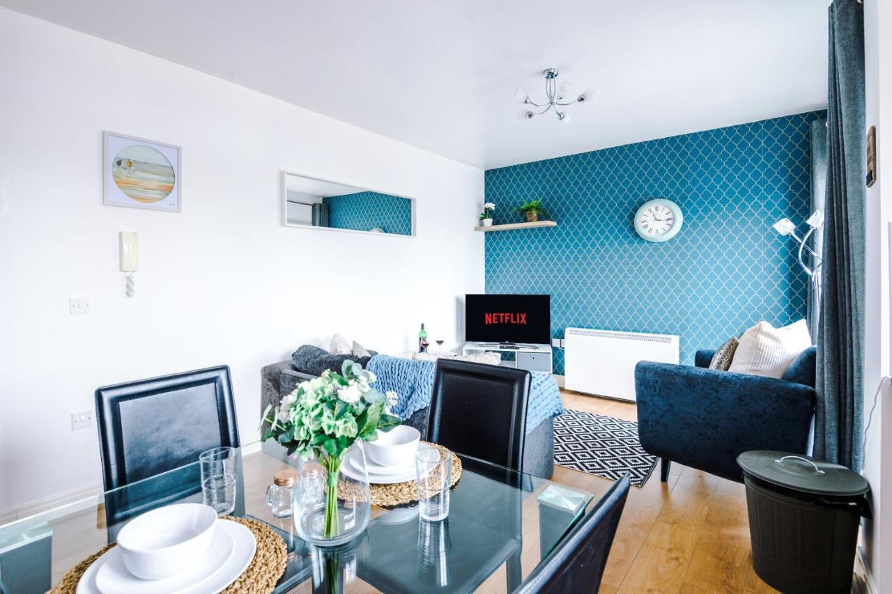2 Bedroom Hosted By Mcr Dens Apartment Manchester