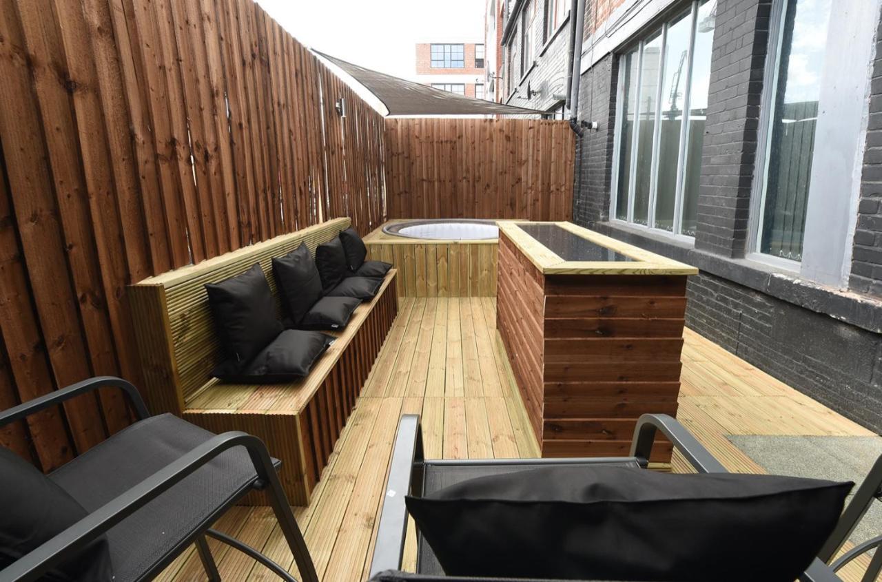 Slps 14 Hot Tub, Bar & Outdoor Terrace Manchester
