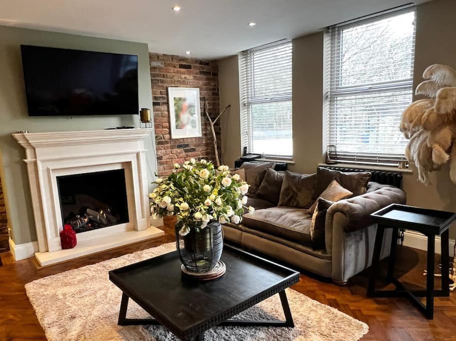 Luxury Close To The With Hot Tub & Bbq Fire Pit.