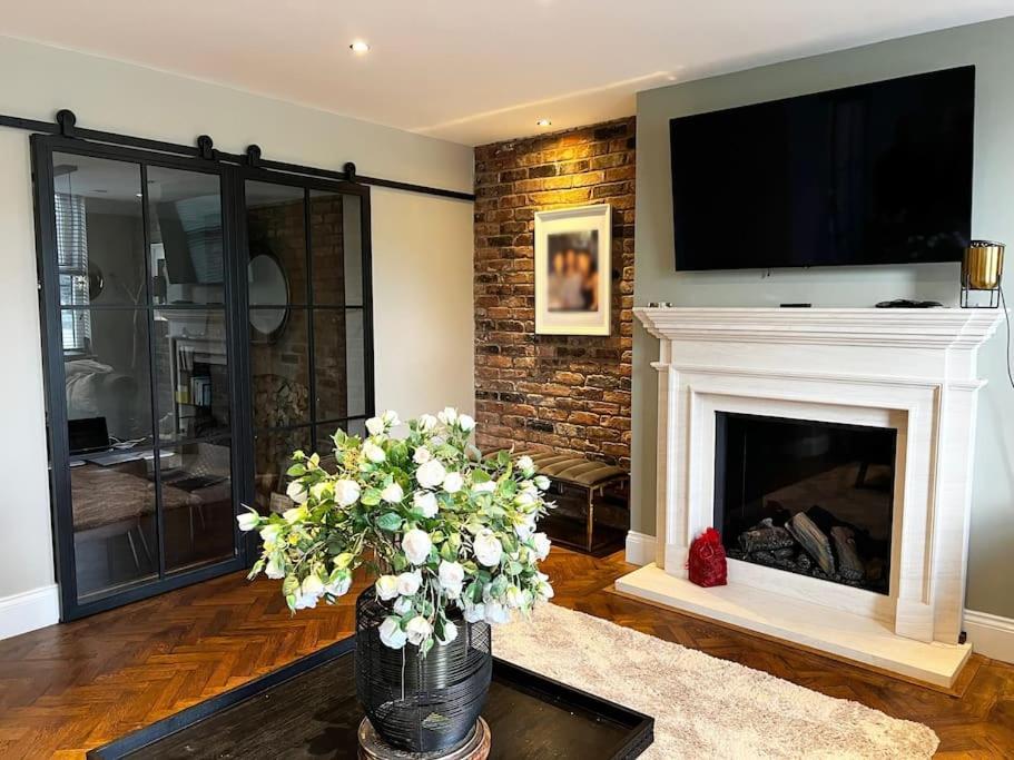 Luxury Close To The With Hot Tub & Bbq Fire Pit. * Manchester