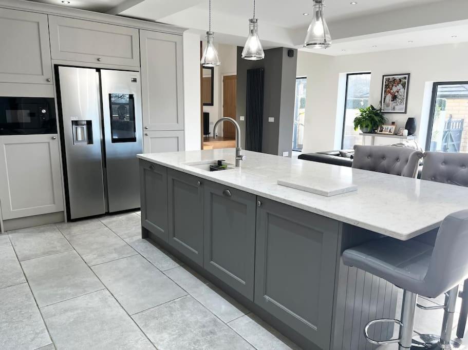 Luxury Close To The With Hot Tub & Bbq Fire Pit.