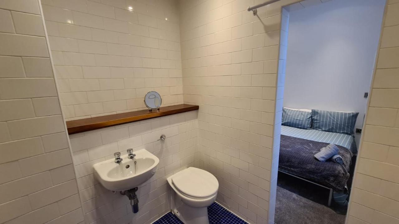 Spacious, Bright And Airy Centre Flat. Unique Converted Mill. Apartment Manchester