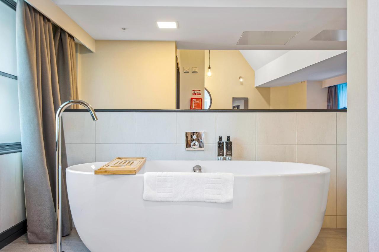 Roomzzz Victoria Aparthotel 4*
