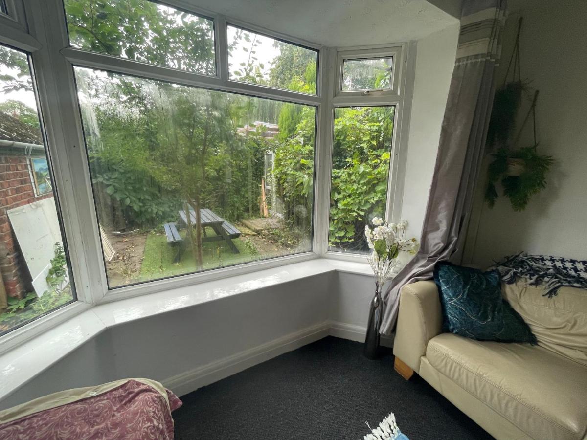 Private Studio Flat Great Location In Apartment Manchester