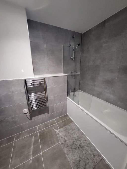 Beautiful 2 Bedroom Salford Quays Apartment