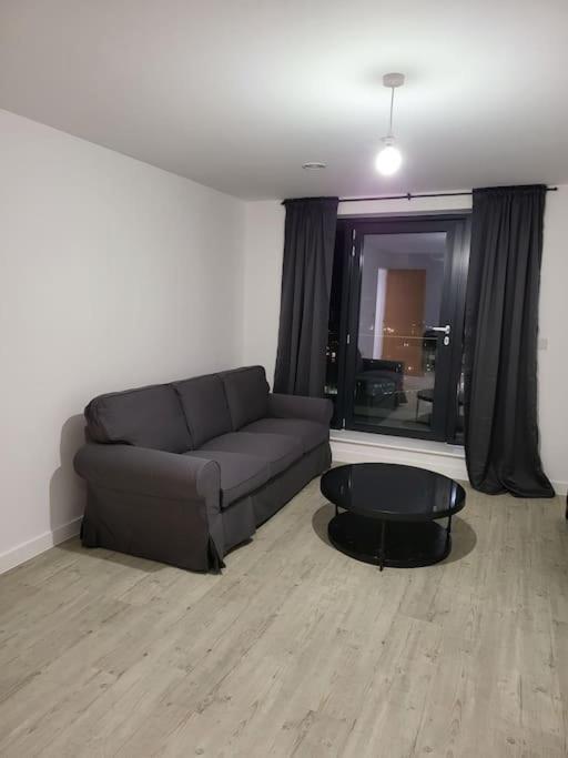 Beautiful 2 Bedroom Salford Quays Apartment