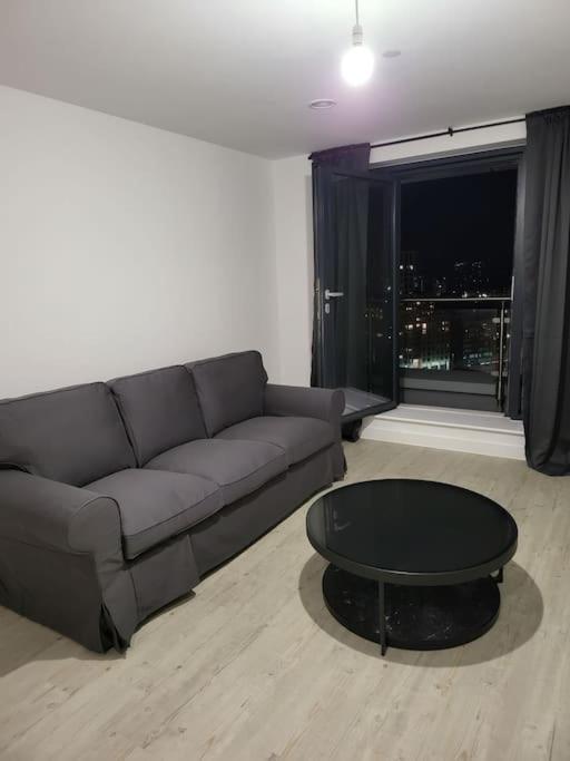 Beautiful 2 Bedroom Salford Quays Apartment