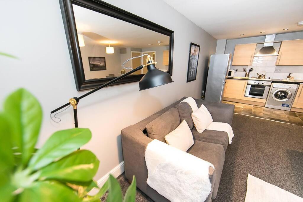 2 Bedroom With Space For 6 Apartment Manchester