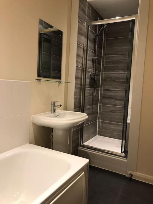 Comfortable 3-storey House With Free Car Parking Manchester