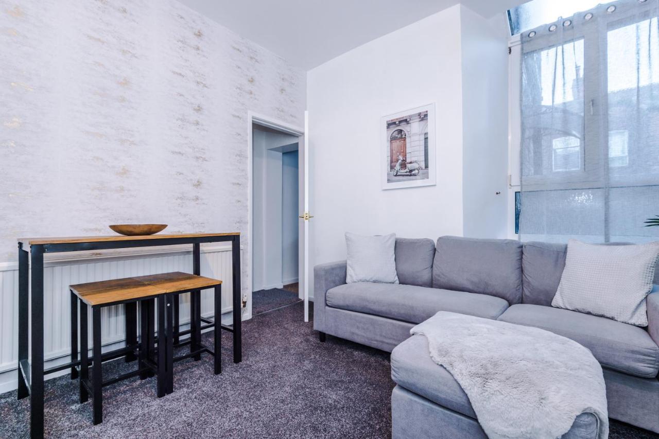 Holiday home Spacious 4 Bed With Parking Manchester