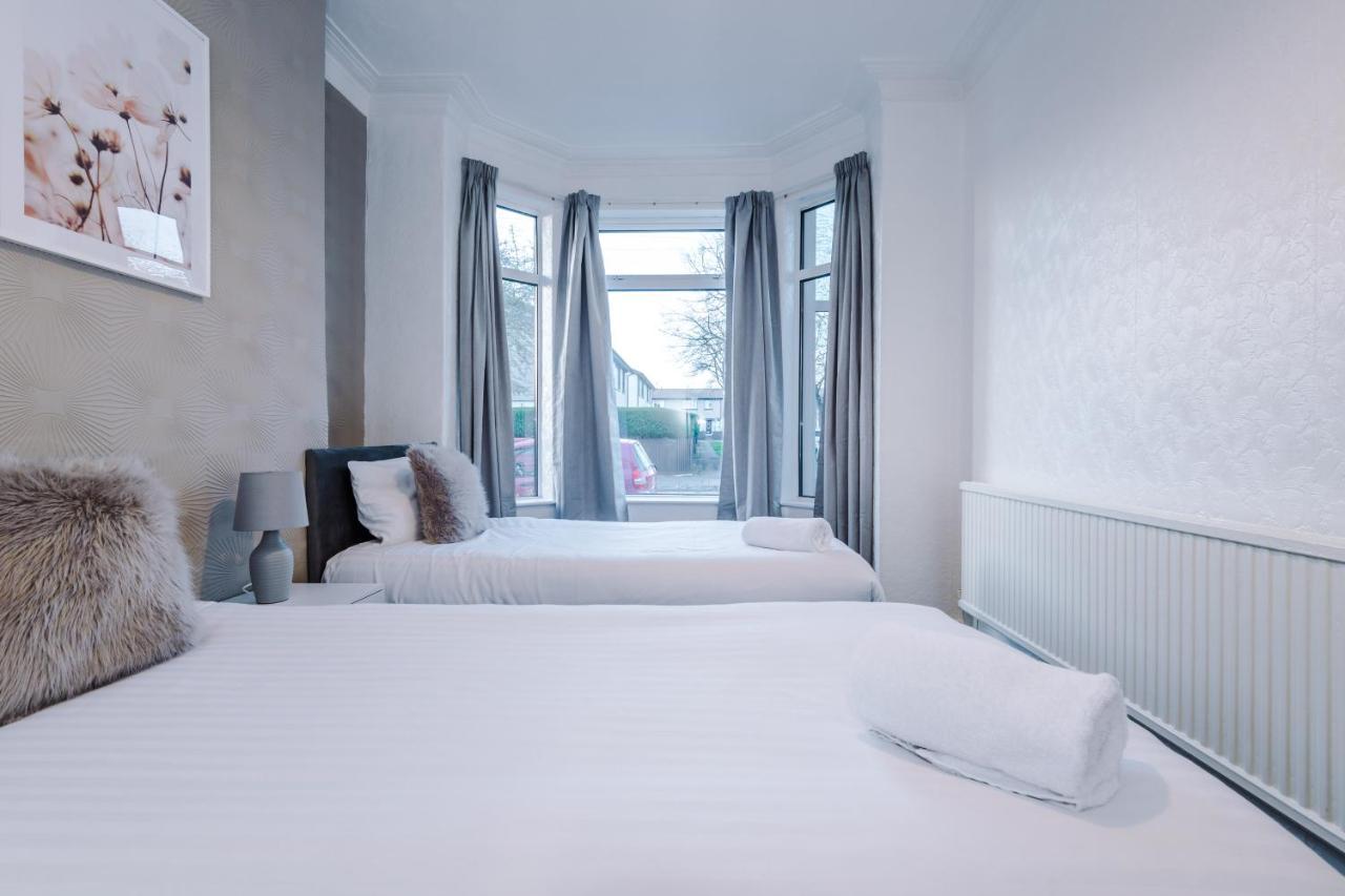 Spacious 4 Bed With Parking *