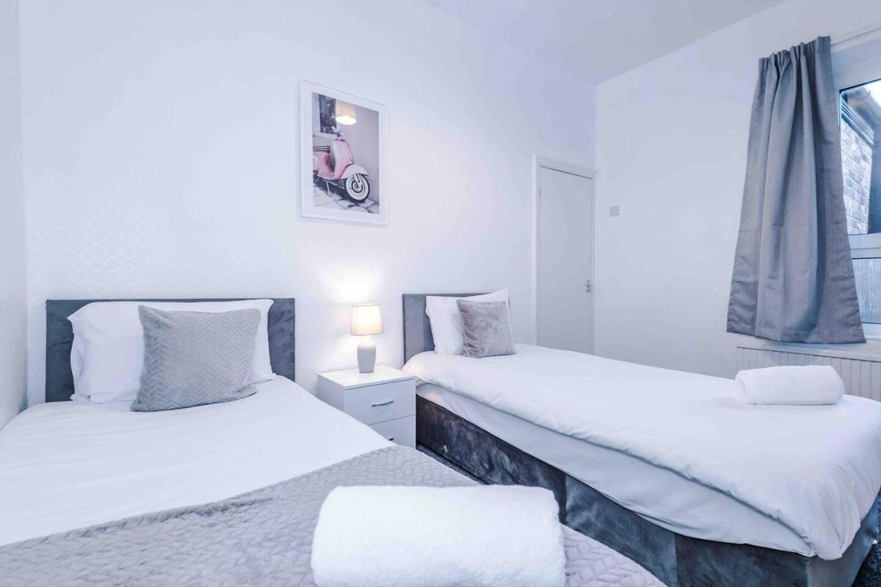 Holiday home Spacious 4 Bed With Parking