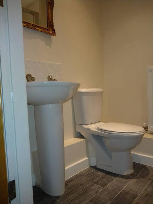 Modern 2 Bed, 2 Bath Near Etihad Stadium And Coop Live Apartment *