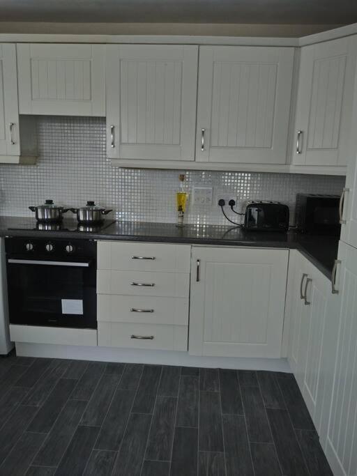 Modern 2 Bed, 2 Bath Near Etihad Stadium And Coop Live