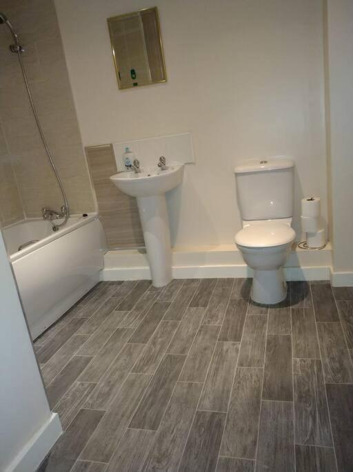 Modern 2 Bed, 2 Bath Near Etihad Stadium And Coop Live Apartment *