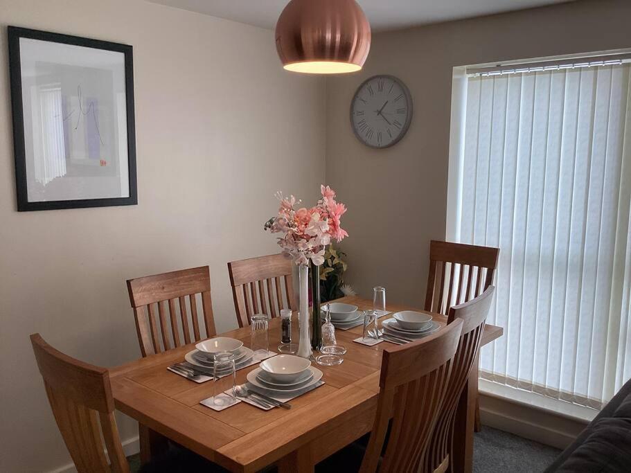 Modern 2 Bed, 2 Bath Near Etihad Stadium And Coop Live * Manchester